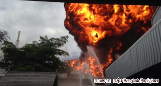 ข่าวไฟไหม้ ไฟไหม้โรงงานสี ย่านเอกชัย ข่าวไฟไหม้ ไฟไหม้โรงงานสี ย่านเอกชัย