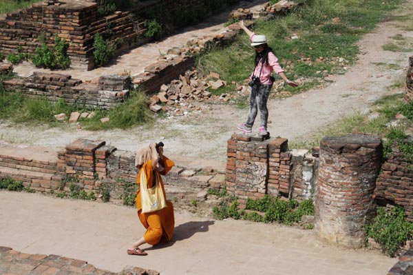 พระถ่ายรูปให้สีกา พระถ่ายรูปให้สีกา