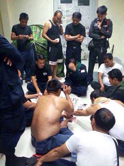 ตำรวจปราบม็อบเล่นไฮโล ตรงข้ามทำเนียบรัฐบาล ตำรวจปราบม็อบเล่นไฮโล ตรงข้ามทำเนียบรัฐบาล