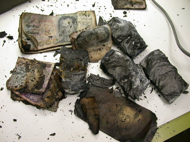 ธนบัตรถูกไฟไหม้เกรียม ธนบัตรถูกไฟไหม้เกรียม