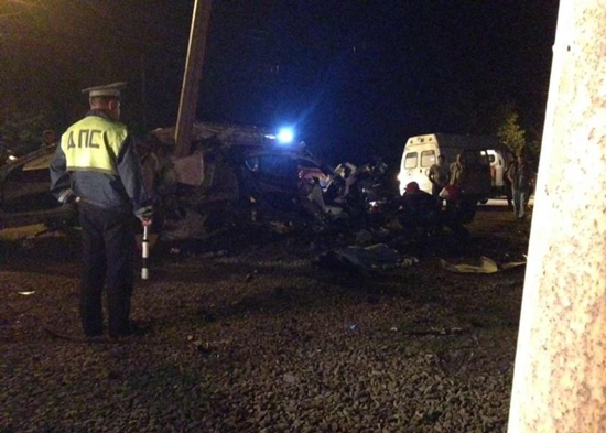 รัสเซีย อุบัติเหตุ รถชนเสาไฟฟ้า ขาดครึ่ง เสียชีวิตทั้งคัน รัสเซีย อุบัติเหตุ รถชนเสาไฟฟ้า ขาดครึ่ง เสียชีวิตทั้งคัน