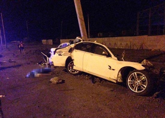 รัสเซีย อุบัติเหตุ รถชนเสาไฟฟ้า ขาดครึ่ง เสียชีวิตทั้งคัน รัสเซีย อุบัติเหตุ รถชนเสาไฟฟ้า ขาดครึ่ง เสียชีวิตทั้งคัน