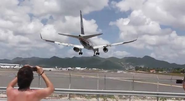 คลิป เครื่องบินแลนดิ้ง เฉียดหัวคนที่ เกาะเซนต์มาร์ติน คลิป เครื่องบินแลนดิ้ง เฉียดหัวคนที่ เกาะเซนต์มาร์ติน