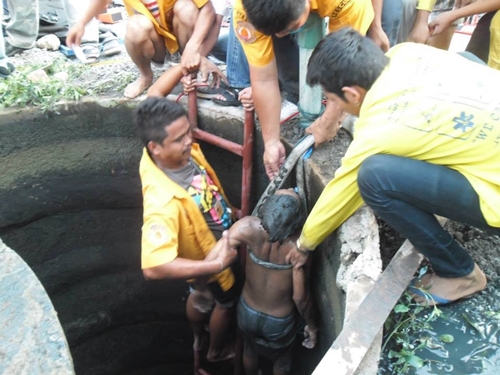 4 ศพ สังเวยแก๊สไข่เน่า หลังอาสาลงไปทำความสะอาดบ่อพักน้ำเสีย 4 ศพ สังเวยแก๊สไข่เน่า หลังอาสาลงไปทำความสะอาดบ่อพักน้ำเสีย