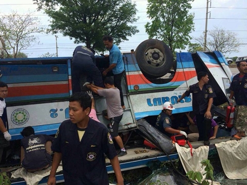 รถทัวร์โคราช-ชลบุรี พลิกคว่ำหงายท้องที่พนมสารคาม ดับ 1 เจ็บกว่า 30 รถทัวร์โคราช-ชลบุรี พลิกคว่ำหงายท้องที่พนมสารคาม ดับ 1 เจ็บกว่า 30