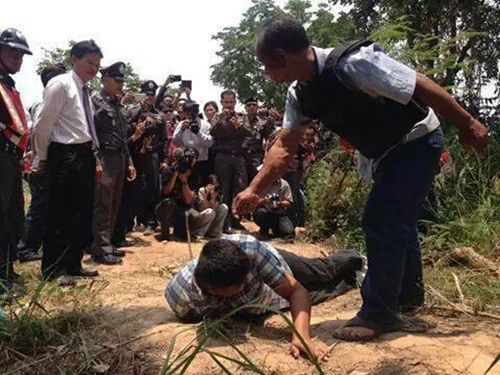 ฆ่าสาว 17 ทิ้งศพริมรั้ว ม.ดัง จับคนร้ายแล้ว เป็นเฒ่าวัย 71 ฆ่าสาว 17 ทิ้งศพริมรั้ว ม.ดัง จับคนร้ายแล้ว เป็นเฒ่าวัย 71