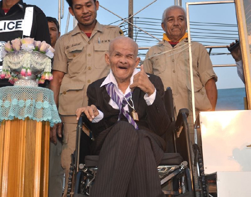 ลุงเอี่ยม ขอทานใจบุญ มอบเงิน 2 ล้าน ถวายวัดไร่ขิง ปีหน้าตั้งเป้า 3 ล้าน ลุงเอี่ยม ขอทานใจบุญ มอบเงิน 2 ล้าน ถวายวัดไร่ขิง ปีหน้าตั้งเป้า 3 ล้าน