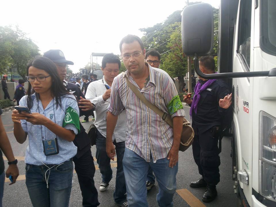 ม็อบรุมทำร้ายช่างภาพชาวเยอรมัน แฉเป็นนักข่าวเสื้อแดง ม็อบรุมทำร้ายช่างภาพชาวเยอรมัน แฉเป็นนักข่าวเสื้อแดง