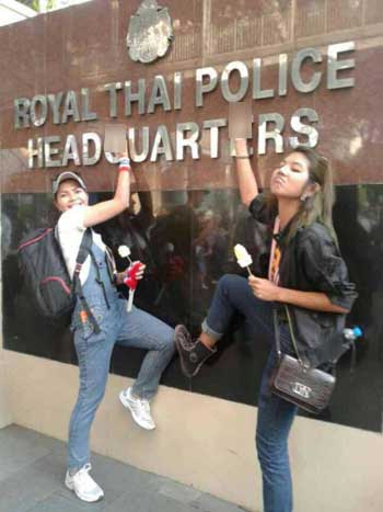 2 สาวชูนิ้วกลางถ่ายรูปกับป้าย สตช. โร่เข้าขอขมาพระบรมรูป ร.4 2 สาวชูนิ้วกลางถ่ายรูปกับป้าย สตช. โร่เข้าขอขมาพระบรมรูป ร.4