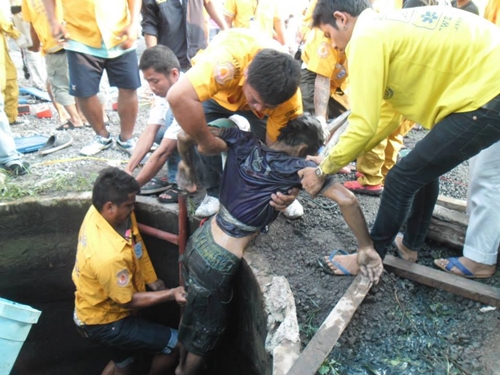 4 ศพ สังเวยแก๊สไข่เน่า หลังอาสาลงไปทำความสะอาดบ่อพักน้ำเสีย 4 ศพ สังเวยแก๊สไข่เน่า หลังอาสาลงไปทำความสะอาดบ่อพักน้ำเสีย