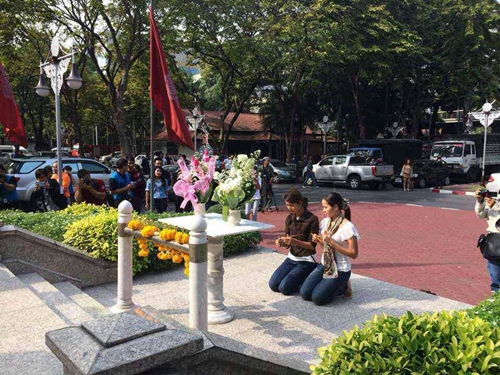 2 สาวชูนิ้วกลางถ่ายรูปกับป้าย สตช. โร่เข้าขอขมาพระบรมรูป ร.4 2 สาวชูนิ้วกลางถ่ายรูปกับป้าย สตช. โร่เข้าขอขมาพระบรมรูป ร.4