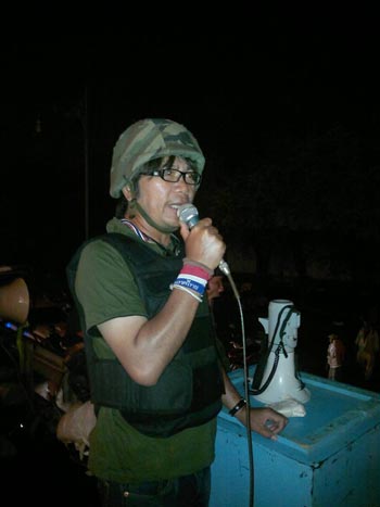 ทินกร อ่อนประทุม แกนนำ กปปส. ถูกตำรวจรวบตัวคาด่าน ทินกร อ่อนประทุม แกนนำ กปปส. ถูกตำรวจรวบตัวคาด่าน