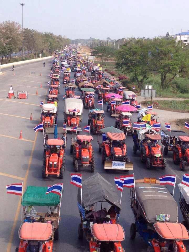 ม็อบชาวนา ตจว. มุ่งหน้าสุวรรณภูมิ ลั่นไม่กลับจนกว่าจะได้เงินจำนำข้าว ม็อบชาวนา ตจว. มุ่งหน้าสุวรรณภูมิ ลั่นไม่กลับจนกว่าจะได้เงินจำนำข้าว