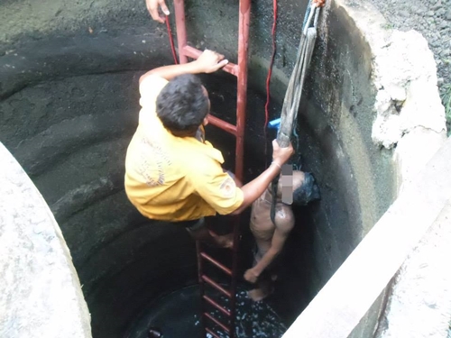 4 ศพ สังเวยแก๊สไข่เน่า หลังอาสาลงไปทำความสะอาดบ่อพักน้ำเสีย 4 ศพ สังเวยแก๊สไข่เน่า หลังอาสาลงไปทำความสะอาดบ่อพักน้ำเสีย