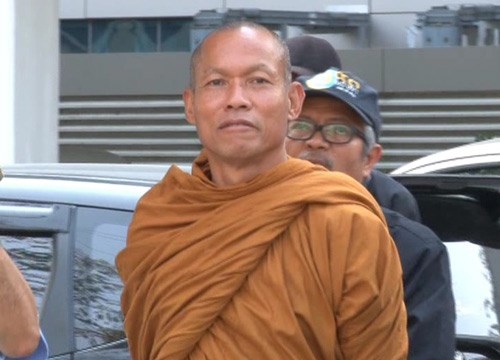 หลวงปู่พุทธะอิสระ เทข้าวหน้า ธ.ก.ส. 10 ตัน ประท้วงจำนำข้าว หลวงปู่พุทธะอิสระ เทข้าวหน้า ธ.ก.ส. 10 ตัน ประท้วงจำนำข้าว