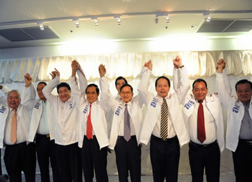 สมชาย วงศ์สวัสดิ์ นำสมาชิกบ้านเลขที่ 109 สมัครเพื่อไทย สมชาย วงศ์สวัสดิ์ นำสมาชิกบ้านเลขที่ 109 สมัครเพื่อไทย