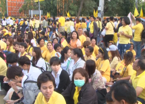 พสกนิกรหลั่งไหลรอรับเสด็จฯ ในหลวง ล้นวังไกลกังวล พสกนิกรหลั่งไหลรอรับเสด็จฯ ในหลวง ล้นวังไกลกังวล