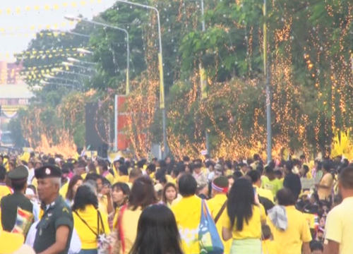 พสกนิกรหลั่งไหลรอรับเสด็จฯ ในหลวง ล้นวังไกลกังวล พสกนิกรหลั่งไหลรอรับเสด็จฯ ในหลวง ล้นวังไกลกังวล