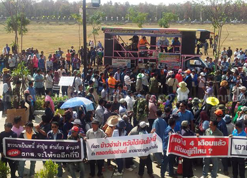 สื่อนอกชี้ชาวนาหมดศรัทธารัฐบาล หลังไม่ได้เงินจำนำข้าว สื่อนอกชี้ชาวนาหมดศรัทธารัฐบาล หลังไม่ได้เงินจำนำข้าว