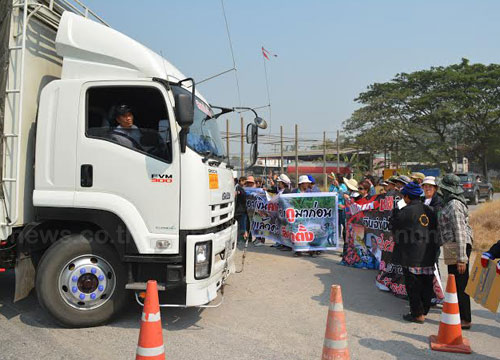 ชาวนาอ่างทองปิด ถ.เอเชีย-บุรีรัมย์ยกระดับชุมนุม ชาวนาอ่างทองปิด ถ.เอเชีย-บุรีรัมย์ยกระดับชุมนุม