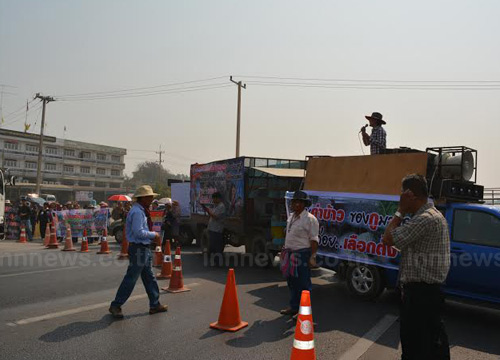 ชาวนาอ่างทองปิด ถ.เอเชีย-บุรีรัมย์ยกระดับชุมนุม ชาวนาอ่างทองปิด ถ.เอเชีย-บุรีรัมย์ยกระดับชุมนุม