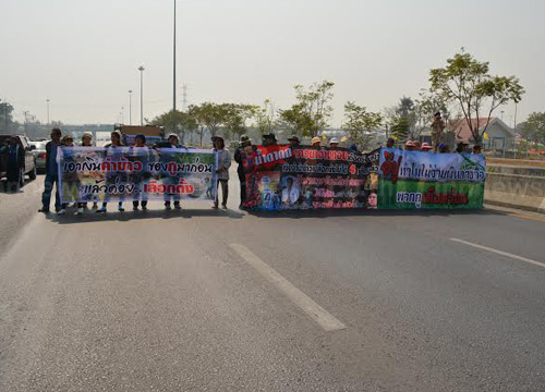ชาวนาอ่างทองปิด ถ.เอเชีย-บุรีรัมย์ยกระดับชุมนุม ชาวนาอ่างทองปิด ถ.เอเชีย-บุรีรัมย์ยกระดับชุมนุม