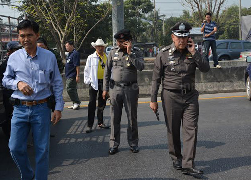 ชาวนาอ่างทองปิด ถ.เอเชีย-บุรีรัมย์ยกระดับชุมนุม ชาวนาอ่างทองปิด ถ.เอเชีย-บุรีรัมย์ยกระดับชุมนุม