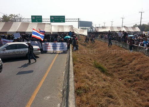 ชาวนาอ่างทองปิด ถ.เอเชีย-บุรีรัมย์ยกระดับชุมนุม ชาวนาอ่างทองปิด ถ.เอเชีย-บุรีรัมย์ยกระดับชุมนุม