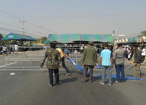 ชาวนาอ่างทองปิด ถ.เอเชีย-บุรีรัมย์ยกระดับชุมนุม ชาวนาอ่างทองปิด ถ.เอเชีย-บุรีรัมย์ยกระดับชุมนุม