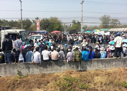 ชาวนาอ่างทองปิด ถ.เอเชีย-บุรีรัมย์ยกระดับชุมนุม ชาวนาอ่างทองปิด ถ.เอเชีย-บุรีรัมย์ยกระดับชุมนุม