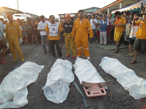 4 ศพ สังเวยแก๊สไข่เน่า หลังอาสาลงไปทำความสะอาดบ่อพักน้ำเสีย 4 ศพ สังเวยแก๊สไข่เน่า หลังอาสาลงไปทำความสะอาดบ่อพักน้ำเสีย