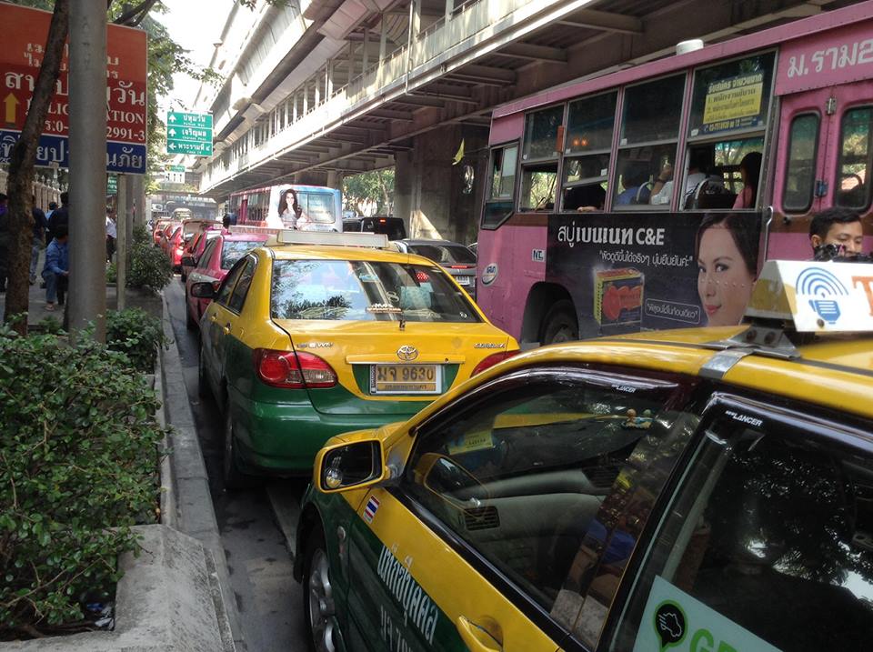 ม็อบแท็กซี่ บุก สตช. ค้านปิดกรุงเทพฯ ขวางการจราจร 1 ช่อง ม็อบแท็กซี่ บุก สตช. ค้านปิดกรุงเทพฯ ขวางการจราจร 1 ช่อง