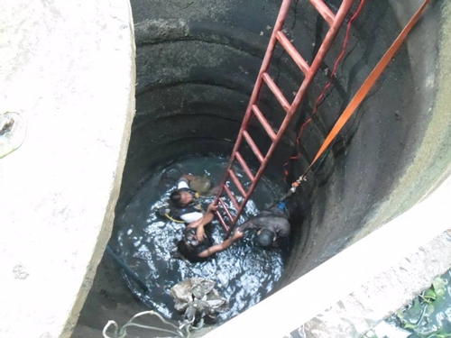 4 ศพ สังเวยแก๊สไข่เน่า หลังอาสาลงไปทำความสะอาดบ่อพักน้ำเสีย 4 ศพ สังเวยแก๊สไข่เน่า หลังอาสาลงไปทำความสะอาดบ่อพักน้ำเสีย