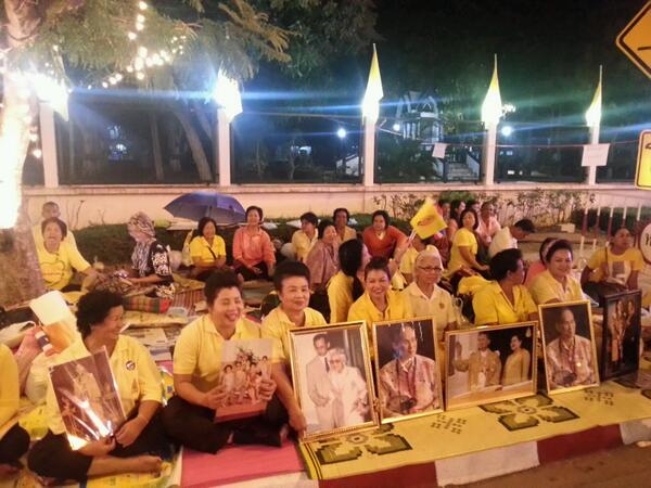 พสกนิกรหลั่งไหลรอรับเสด็จฯ ในหลวง ล้นวังไกลกังวล พสกนิกรหลั่งไหลรอรับเสด็จฯ ในหลวง ล้นวังไกลกังวล