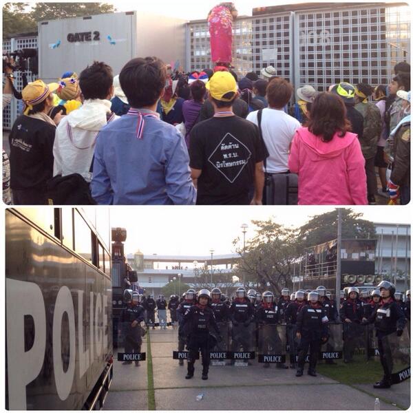 ม็อบ คปท. บุกล้อมสนามไทย-ญี่ปุ่น ม็อบ คปท. บุกล้อมสนามไทย-ญี่ปุ่น