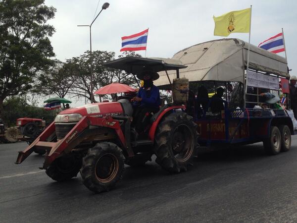 ม็อบชาวนา ตจว. มุ่งหน้าสุวรรณภูมิ ลั่นไม่กลับจนกว่าจะได้เงินจำนำข้าว ม็อบชาวนา ตจว. มุ่งหน้าสุวรรณภูมิ ลั่นไม่กลับจนกว่าจะได้เงินจำนำข้าว