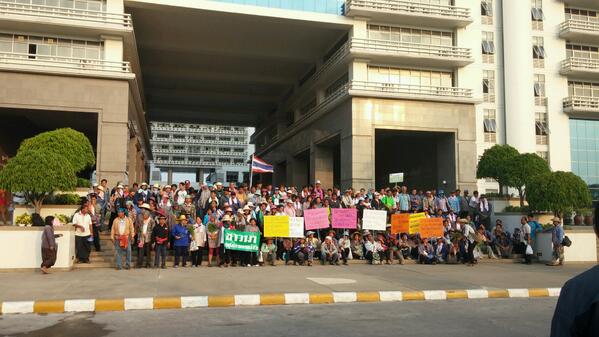 ม็อบชาวนา ปิด ก.พาณิชย์ ม็อบชาวนา ปิด ก.พาณิชย์