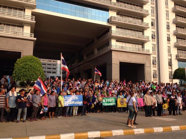 ม็อบชาวนา ปิด ก.พาณิชย์ ม็อบชาวนา ปิด ก.พาณิชย์