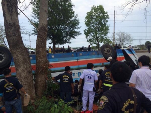 รถทัวร์โคราช-ชลบุรี พลิกคว่ำหงายท้องที่พนมสารคาม ดับ 1 เจ็บกว่า 30 รถทัวร์โคราช-ชลบุรี พลิกคว่ำหงายท้องที่พนมสารคาม ดับ 1 เจ็บกว่า 30