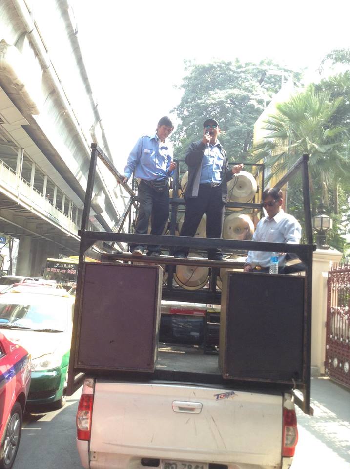 ม็อบแท็กซี่ บุก สตช. ค้านปิดกรุงเทพฯ ขวางการจราจร 1 ช่อง ม็อบแท็กซี่ บุก สตช. ค้านปิดกรุงเทพฯ ขวางการจราจร 1 ช่อง