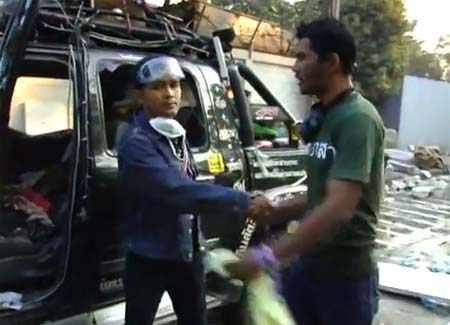 หนุ่มในคลิป ผมเผารถมันแล้ว ร้องสื่อถูกบิดเบือน ยันไม่รู้จักชายเสื้อเขียว หนุ่มในคลิป ผมเผารถมันแล้ว ร้องสื่อถูกบิดเบือน ยันไม่รู้จักชายเสื้อเขียว