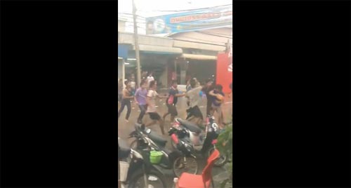 คลิปวัยรุ่นตีกันกลางงานสงกรานต์สุรินทร์ คลิปวัยรุ่นตีกันกลางงานสงกรานต์สุรินทร์