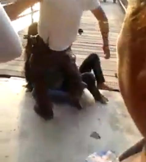 คลิป ตำรวจเตะผู้หญิง ระงับเหตุจิกหัวตบกันนัวในวัด คลิป ตำรวจเตะผู้หญิง ระงับเหตุจิกหัวตบกันนัวในวัด