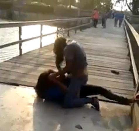 คลิป ตำรวจเตะผู้หญิง ระงับเหตุจิกหัวตบกันนัวในวัด คลิป ตำรวจเตะผู้หญิง ระงับเหตุจิกหัวตบกันนัวในวัด