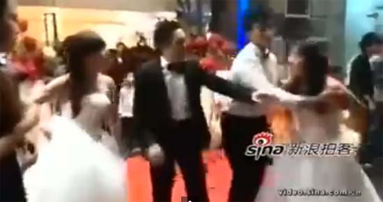 ยิ่งกว่าละคร เมียน้อยจีนใส่ชุดแต่งงานอุ้มท้องตบเจ้าสาวหน้างานแต่ง ยิ่งกว่าละคร เมียน้อยจีนใส่ชุดแต่งงานอุ้มท้องตบเจ้าสาวหน้างานแต่ง