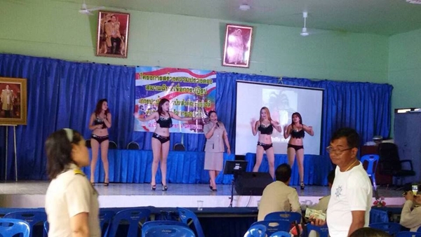 โคโยตี้แต่งหวิวโผล่เต้นเวทีปรองดองนครนายก โคโยตี้แต่งหวิวโผล่เต้นเวทีปรองดองนครนายก