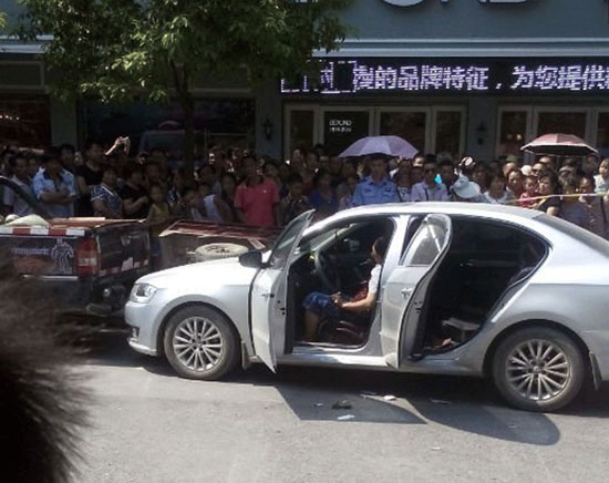 ลูกหนี้จีนเชือดคอเจ้าหนี้ดับ ก่อนโทรแจ้งตำรวจมาจับตัวเอง ลูกหนี้จีนเชือดคอเจ้าหนี้ดับ ก่อนโทรแจ้งตำรวจมาจับตัวเอง