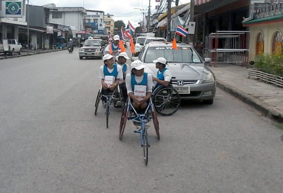 นักกีฬาวีลแชร์เรสซิ่ง เข็นรถเร่ขอเงินบริจาคซื้ออุปกรณ์แข่งขัน นักกีฬาวีลแชร์เรสซิ่ง เข็นรถเร่ขอเงินบริจาคซื้ออุปกรณ์แข่งขัน