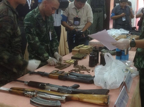 กอ.รส. แถลงจับอาวุธสงคราม-ระเบิดอื้อ ปัดพุ่งเป้าเสื้อแดง กอ.รส. แถลงจับอาวุธสงคราม-ระเบิดอื้อ ปัดพุ่งเป้าเสื้อแดง