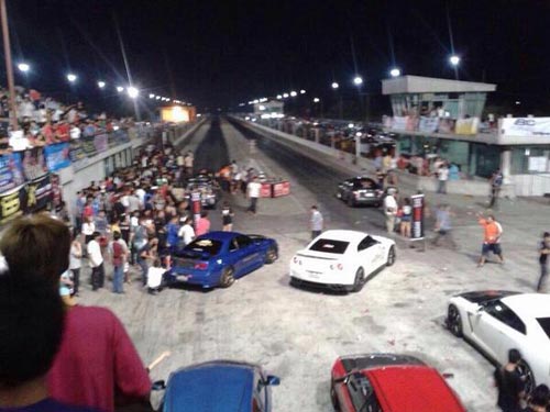 2 แก๊งวัยรุ่นเดือด ยิงกันกระจายคาสนามแข่งรถ เจ็บ 7 คน 2 แก๊งวัยรุ่นเดือด ยิงกันกระจายคาสนามแข่งรถ เจ็บ 7 คน